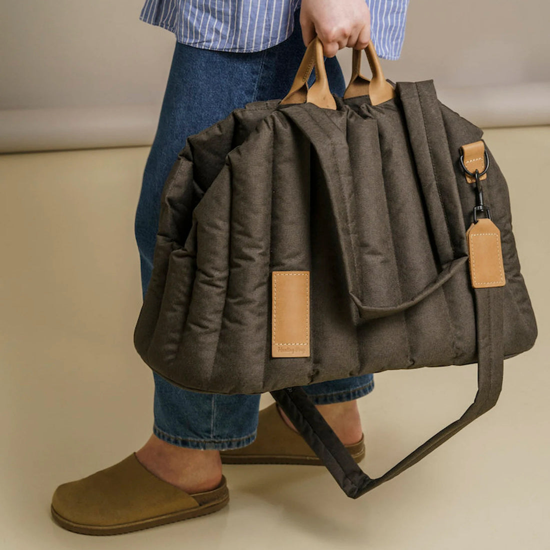 Lightweight Waterproof Pet Carrier Bag For Outdoor Travel Use